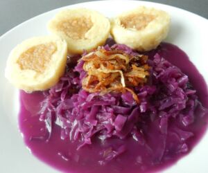 Knedlíky se škvarkami s červeným zelím