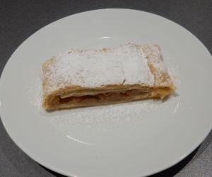 Jablečný štrúdl z listového těsta