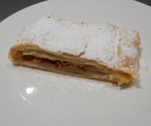 Jablečný štrúdl z listového těsta