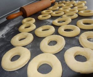 vykrájené syrové donuty