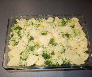 Zapečená brokolice s bramborem před pečením