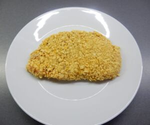 Řízek v kukuřičných lupínkách před smažením