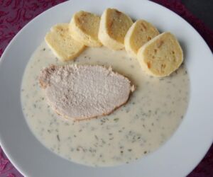 Koprová omáčka, vepřové a knedlík z hrníčku