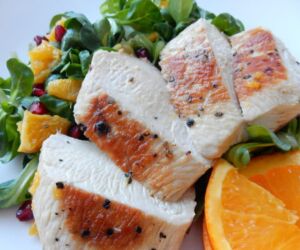 Salát s krůtím prsem na pomeranči s granátovým jablkem