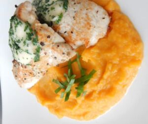 Krůtí prso na másle s medvědím česnekem a batátovou kaší