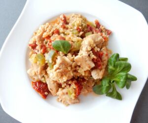 Krůtí nudličky s bulgurem a sušenými rajčaty