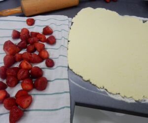 jahody a vyválené tvarohové těsto